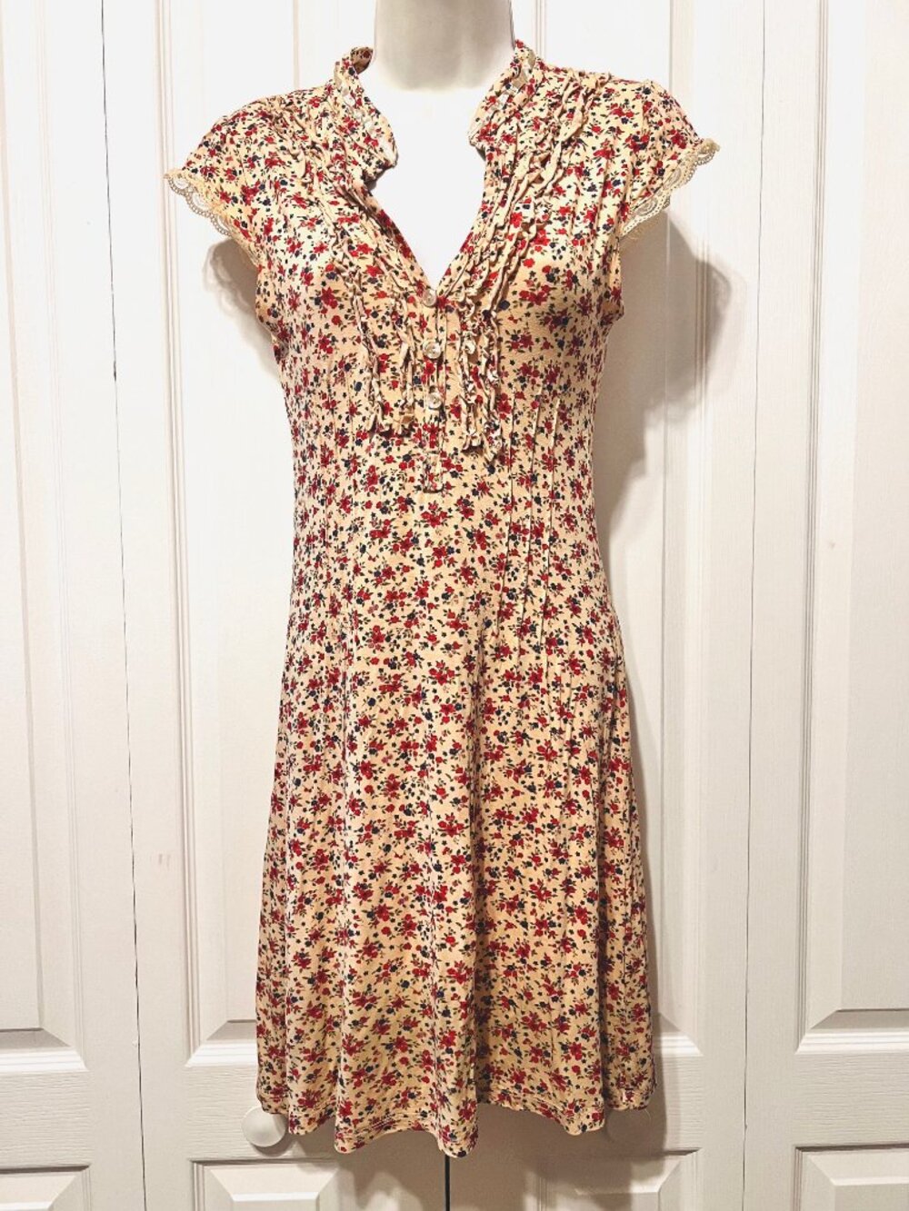 Zinka Italy-Mini Floral Distressed Lace Short Sleeve V Neck Dress-Small? Tan/Red